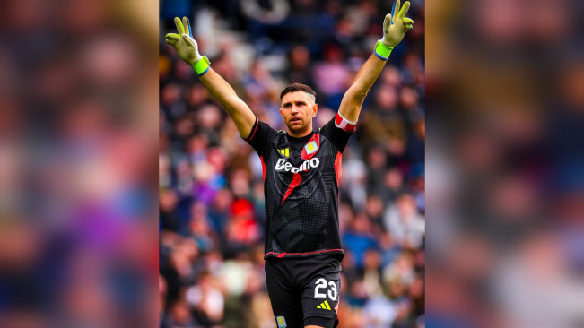 Aston Villa Heran dengan Proposal Manchester United: Pinjam Emi Martinez Dinilai Tak Masuk Akal